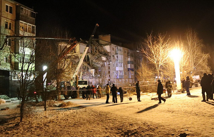 Криминалисты и следователи продолжают работать на месте взрыва газа в доме в Ефремове