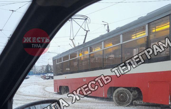 Трамвай сошел с рельсов на улице Металлургов