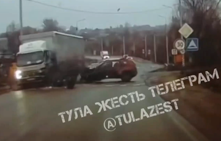 Момент ДТП в тульском Маслово попал на видео