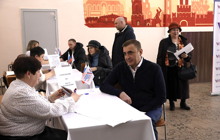 Опубликовано видео с губернатором Дюминым на избирательном участке в тульской школе
