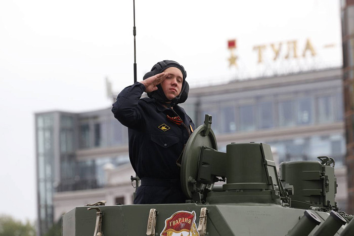 На площади Ленина в Туле прошел Парад Победы: фоторепортаж