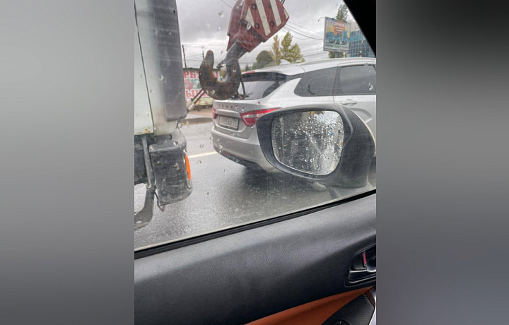 «КамАЗ» врезался в легковушку Lada на Щекинском шоссе в Туле