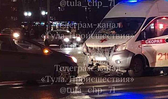 В Туле на видео попал момент ДТП с участием скорой помощи