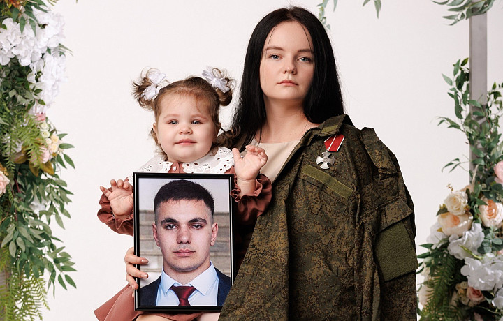 «Никогда не прощу себя, что позволила отпустить его руки»: молодая мама рассказала о погибшем муже и их дочке