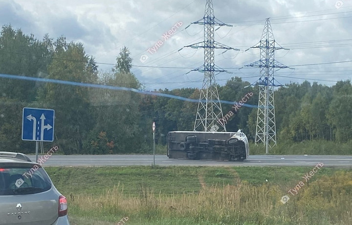 На Одоевском шоссе в Туле перевернулся фургон