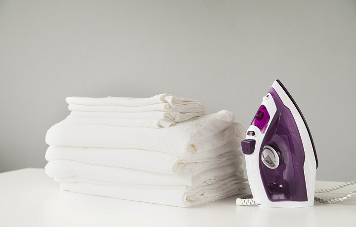 Уходя, гасите свет: какие электроприборы можно не отключать, а что оставлять в розетке опасно для жизни