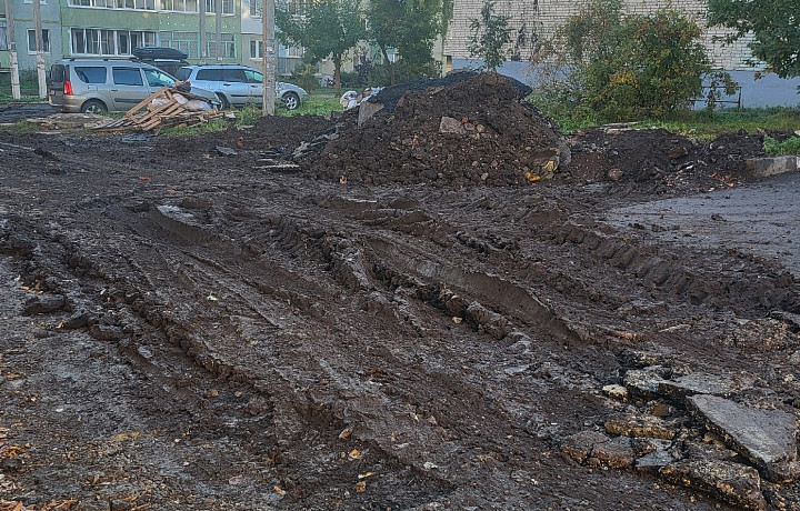 Двор в самом центре Богородицка утонул в грязи: коммунальщики «расковыряли» территорию, но в порядок ее никто не привел