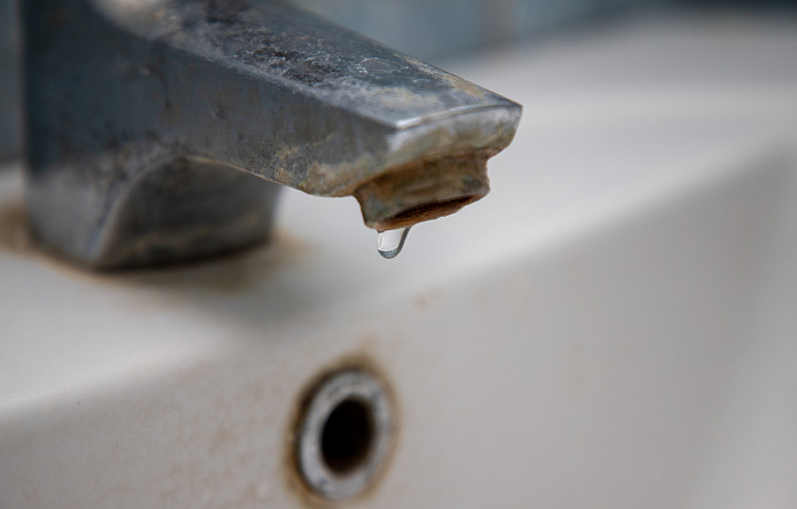 Центральные микрорайоны Узловой остались без воды 7 октября из-за коммунальной аварии