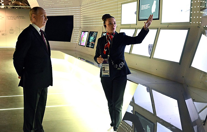 Президент Владимир Путин посетил Международную выставку-форум «Россия» на ВДНХ