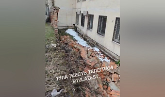 Ветер снёс часть кирпичного забора у Московского вокзала в Туле