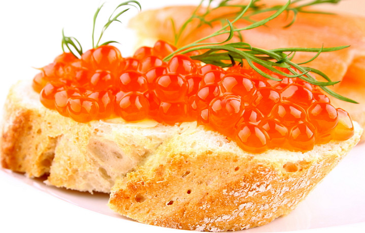 Роскачество выявило кишечную палочку в красной икре пяти торговых марок