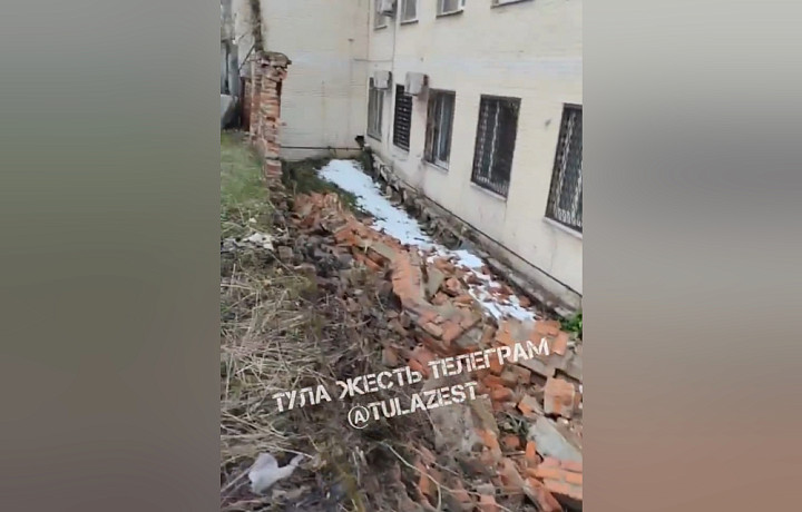 Ветер снёс часть кирпичного забора у Московского вокзала в Туле