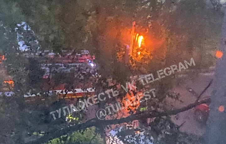 На улице Маршала Жукова в Туле загорелись провода