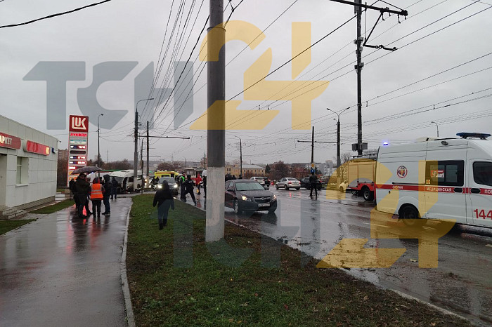 Опубликованы фото с места массового ДТП на Пролетарском мосту в Туле