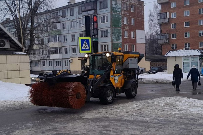 Улицы Тулы обрабатывают противогололедными материалами