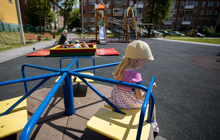 Психолог рассказал, что делать, если ребенок не хочет общаться со сверстниками