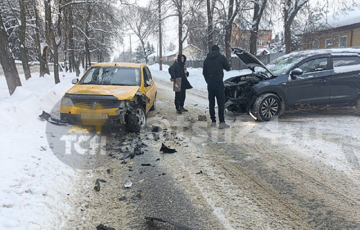 Такси и кроссовер столкнулись на улице Шевченко в Туле
