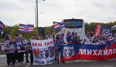 В аэропорту Калуги болельщики встретили хоккеистов АКМ, завоевавших серебро Кубка Петрова