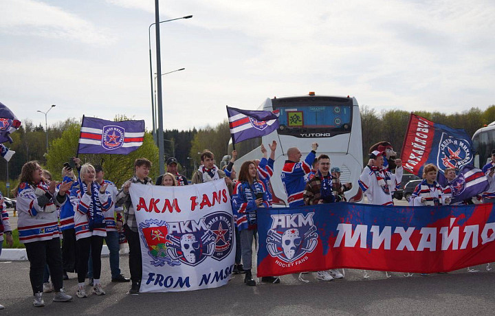 В аэропорту Калуги болельщики встретили хоккеистов АКМ, завоевавших серебро Кубка Петрова