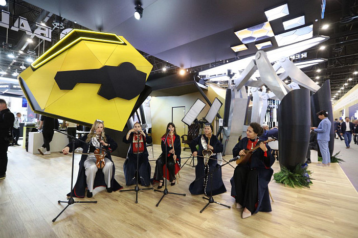 Люди, машины, роскошь: яркие фото третьего дня ПМЭФ-2024