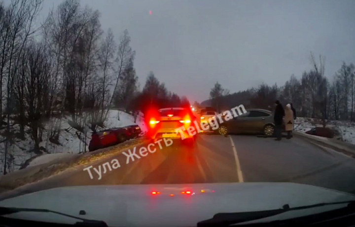 Из-за столкновения трех автомобилей в Киреевском районе пострадали два человека