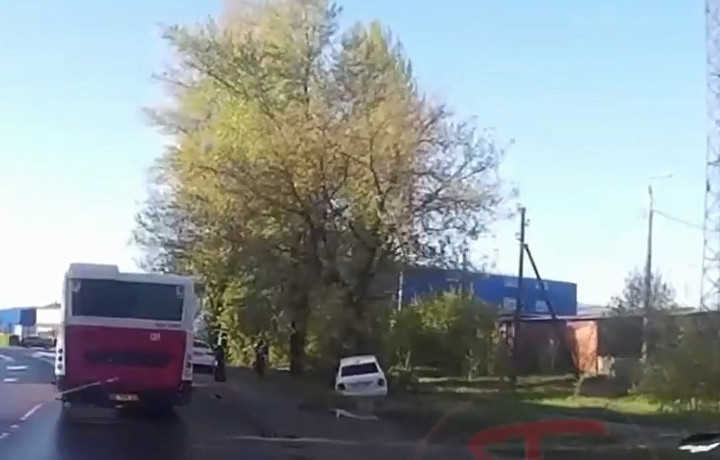 Машина слетела в кювет на Скуратовской улице в Туле