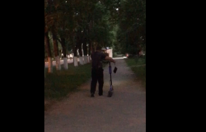 Пьяный житель Новомосковска забрал домой арендованный самокат