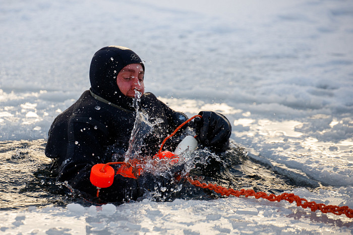Тульские спасатели провели тренировку по спасению людей из водоемов