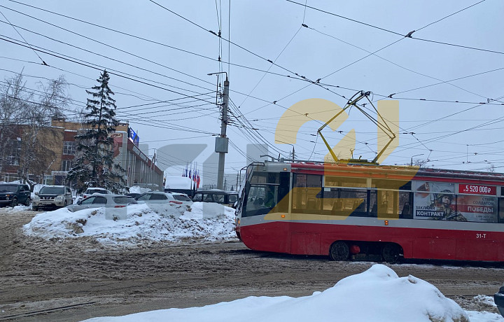 Трамваи встали на пересечении улиц Коминтерна и Советской в Туле
