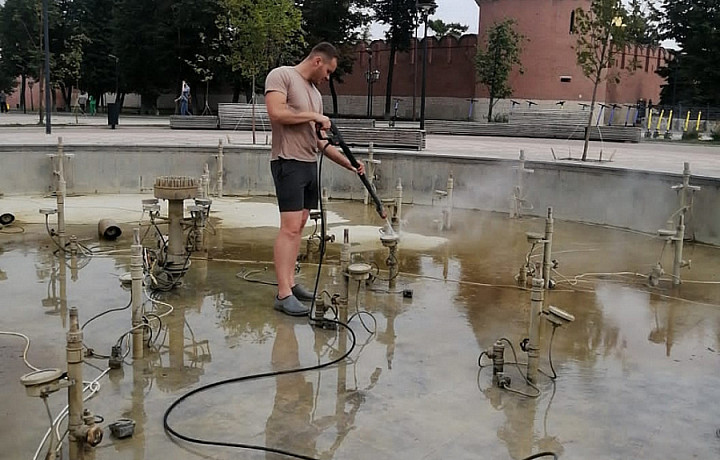 Фонтаны в Туле очистили от мусора и проверили насосное оборудование