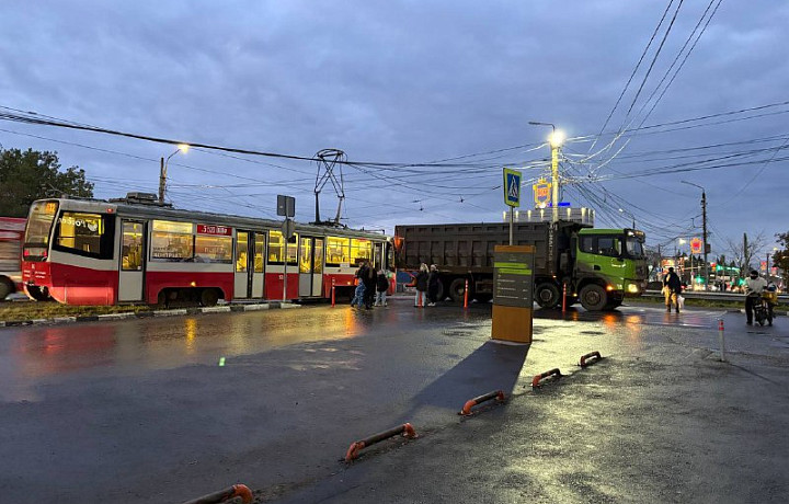 В ДТП с трамваем в Туле пострадала женщина и ребенок