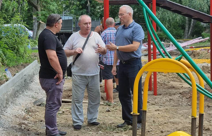 На улице Ложевой в Туле началась установка детского городка