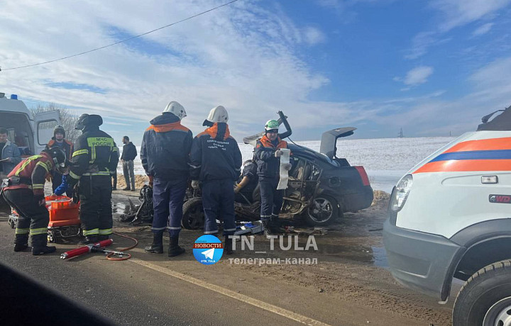 На трассе М-2 в Щекинском районе водитель Chery погиб после столкновения с фурой