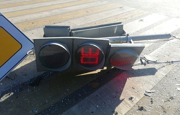 В Тульской области водитель сломал светофор и сбил пешехода