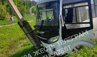 Под Тулой автобус с пассажирами вылетел в кювет и врезался в столб