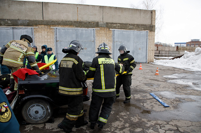 В Туле прошли соревнования среди спасателей по ликвидации последствий ДТП