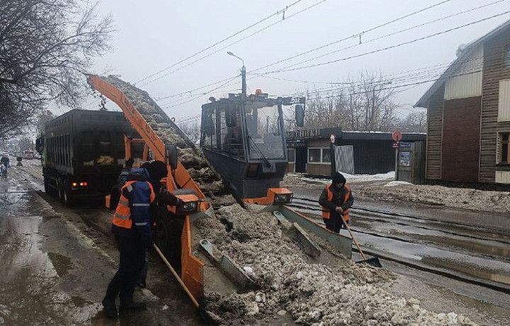 За сутки на дороги в Туле высыпали 95 тонн реагентов и песка