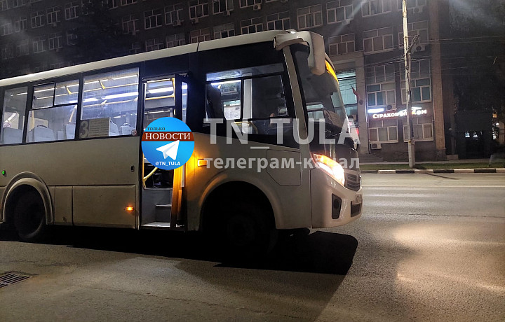 В Туле у автобуса №3 отвалилось колесо и угодило в легковой автомобиль
