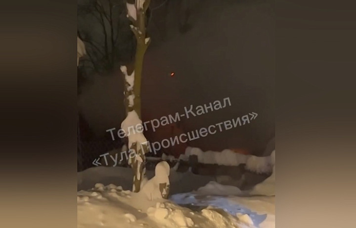 В тульском Плеханово загорелся частный дом