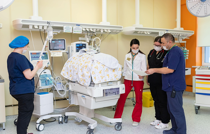 Врачи тульского перинатального центра выходили новорожденную с экстремально низким весом