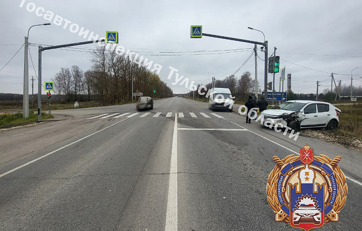 Два человека пострадали при столкновении Renault и Lada в Ленинском районе Тулы