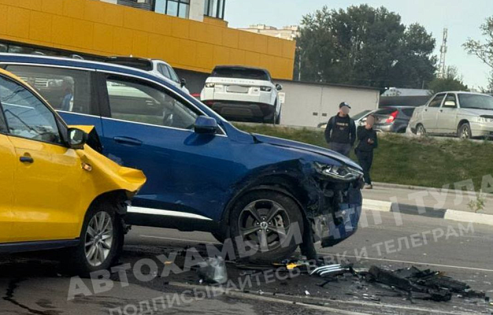 На перекрестке улиц Оборонной и Староникитской в Туле столкнулись два автомобиля