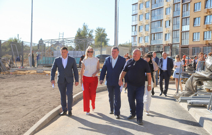«Здесь детям будет приятно проводить время»: Илья Беспалов проконтролировал ход строительства нового детского сада