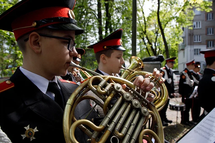 Тульские кадеты и студенты поздравили ветерана Великой Отечественной войны с наступающим Днем Победы