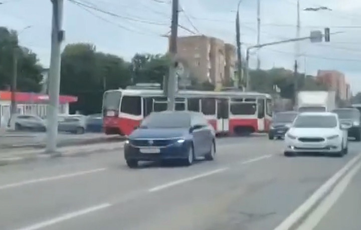 Трамвай сошел с рельсов на проспекте Ленина в Туле