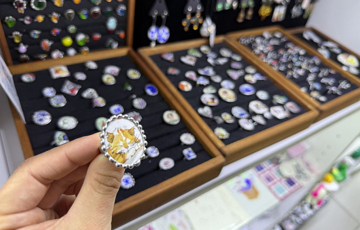 «Даже если ты разбился, все равно кому-то нужен»: тульская мастерица рассказала о секрете успеха своих украшений из советской посуды