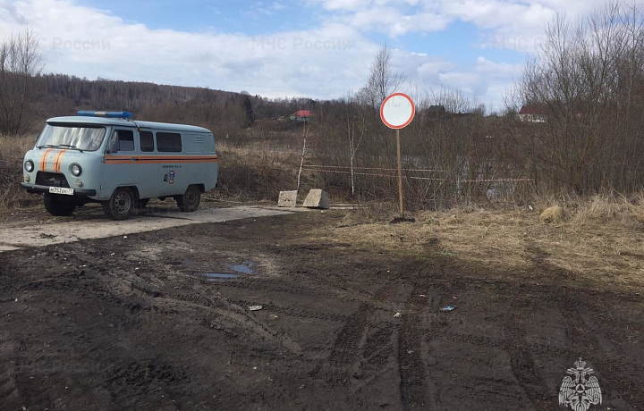Участок дороги освободился от воды в деревне Теряевка Воловского района