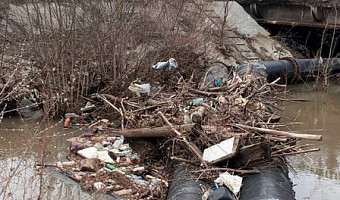 Туляки пожаловались на горы мусора в реке Воронке у Красноармейского проспекта
