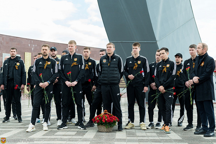 Футболисты «Арсенала» и волейболистки «Тулицы-2» возложили цветы к мемориалу «Защитникам неба Отечества»