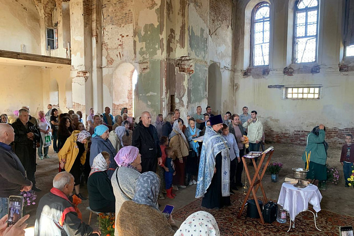 В Суворовском районе в заброшенном храме впервые прошло богослужение